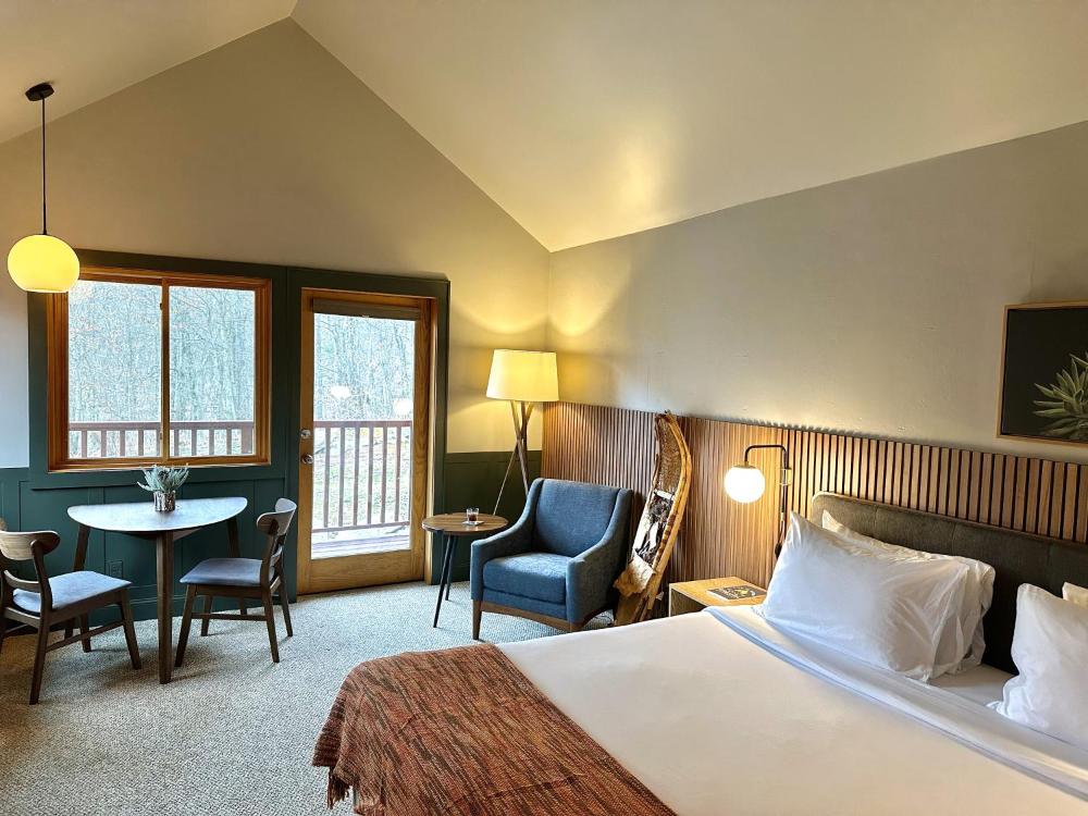 Double Room with Cliff View and Balcony interior