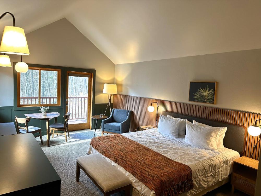King Room with Cliff View and Balcony interior